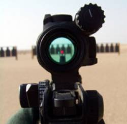 Punto rojo Aimpoint M4 durante unas prácticas de tiro en Irak