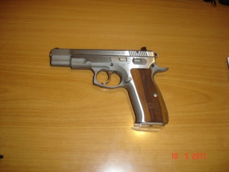 Hola amigos! ya que se muestran tantas armas buenas creo que a los propietarios de una cz 75 se nos tendría 61