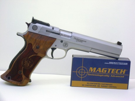 Sin lugar a dudas la pistola 9mm mas precisa de todos los tiempos es la SIG P210. Es imbatible en precisión 32