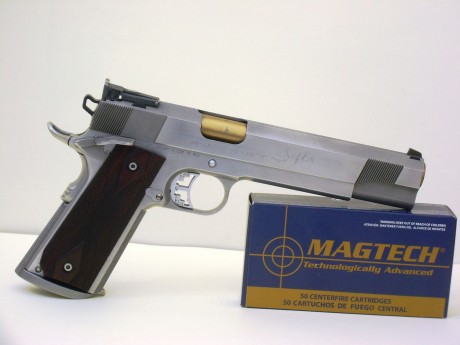 Sin lugar a dudas la pistola 9mm mas precisa de todos los tiempos es la SIG P210. Es imbatible en precisión 31