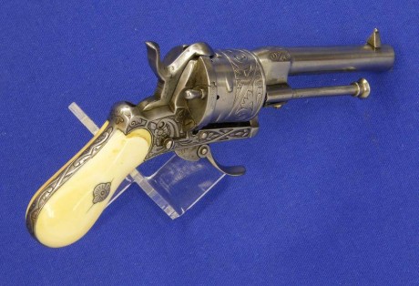 Voy a colocar unas fotos de un arma larga alemana de llave de mecha del siglo XVI. 131