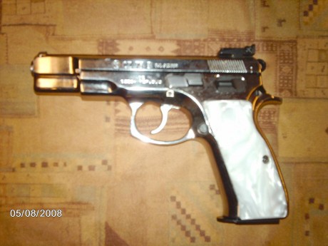 Hola amigos! ya que se muestran tantas armas buenas creo que a los propietarios de una cz 75 se nos tendría 140