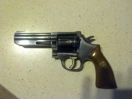 Hola me dirijo a vosotros a ver si alguno me puede ayudar.

He adquirido hace poco un revolver S&W 01