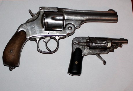 Hola, soy nuevo en el foro y me gustaría que me ayudaran en saber que tipo de arma es la pistola pequeña, 111