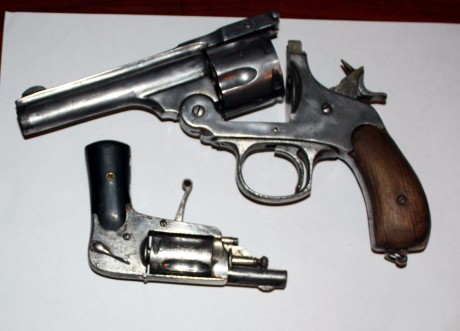 Hola, soy nuevo en el foro y me gustaría que me ayudaran en saber que tipo de arma es la pistola pequeña, 110