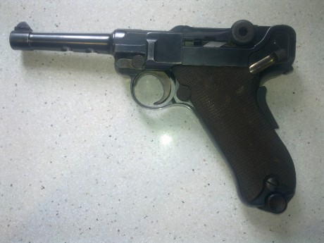 Esta es la Luger de la que quisiera saber año de fabicación (creo que de 1945), y un poco de su identidad, 01
