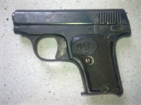 Otra pistola de la que no sé nada. esta es la descripción de los marcajes:
-Lateral izquierdo:
En la corredera: 01