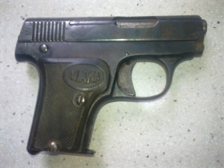 Otra pistola de la que no sé nada. esta es la descripción de los marcajes:
-Lateral izquierdo:
En la corredera: 00