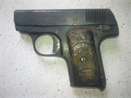 Quisiera saber un poco sobre esta pistola, que tiene esta descripción:

-Lateral izquierdo:
En la corredera 01