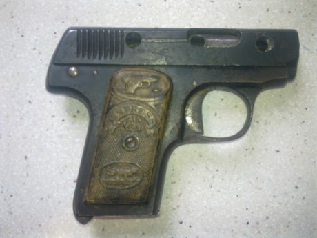Quisiera saber un poco sobre esta pistola, que tiene esta descripción:

-Lateral izquierdo:
En la corredera 00