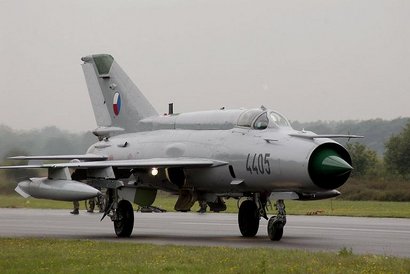 Mi avión de combate favorito es el F-22 RAPTOR; aunque tampoco me disguta nada el F-18 HORNET. Si les 80