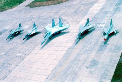 Mi avión de combate favorito es el F-22 RAPTOR; aunque tampoco me disguta nada el F-18 HORNET. Si les 100