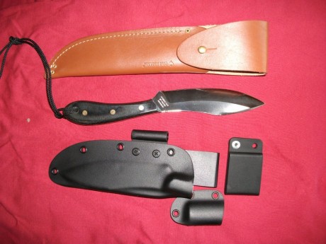 Con una funda artesanal en kydex. 00