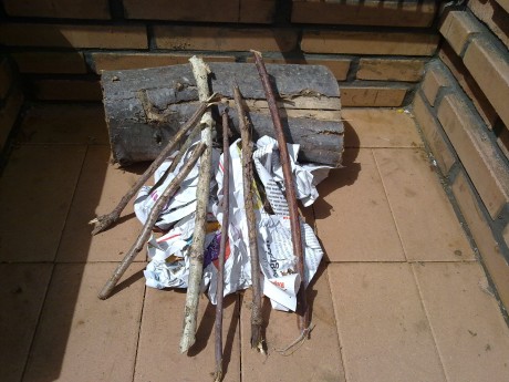 Aqui expongo una manera de hacer fuego con la finalidad de hacer una barbacoa.
El primer paso es tener 02