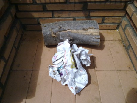 Aqui expongo una manera de hacer fuego con la finalidad de hacer una barbacoa.
El primer paso es tener 01