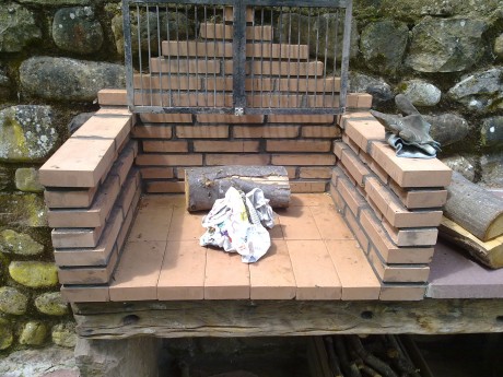 Aqui expongo una manera de hacer fuego con la finalidad de hacer una barbacoa.
El primer paso es tener 00