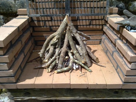 Aqui expongo una manera de hacer fuego con la finalidad de hacer una barbacoa.
El primer paso es tener 12