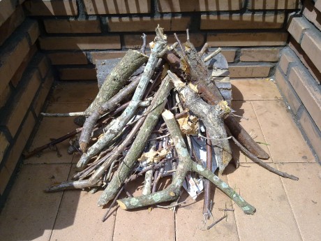 Aqui expongo una manera de hacer fuego con la finalidad de hacer una barbacoa.
El primer paso es tener 11