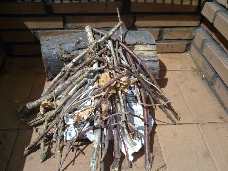 Aqui expongo una manera de hacer fuego con la finalidad de hacer una barbacoa.
El primer paso es tener 10