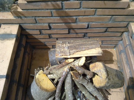 Aqui expongo una manera de hacer fuego con la finalidad de hacer una barbacoa.
El primer paso es tener 21