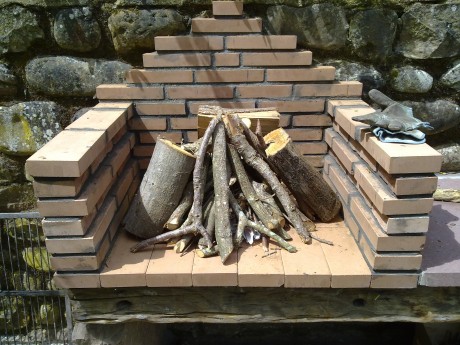 Aqui expongo una manera de hacer fuego con la finalidad de hacer una barbacoa.
El primer paso es tener 20