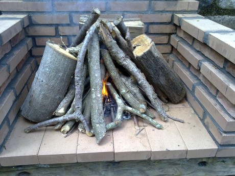 Aqui expongo una manera de hacer fuego con la finalidad de hacer una barbacoa.
El primer paso es tener 32