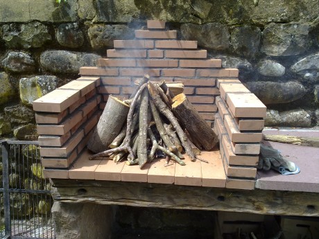 Aqui expongo una manera de hacer fuego con la finalidad de hacer una barbacoa.
El primer paso es tener 31