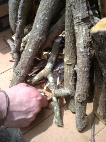 Aqui expongo una manera de hacer fuego con la finalidad de hacer una barbacoa.
El primer paso es tener 30