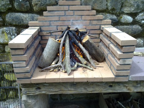 Aqui expongo una manera de hacer fuego con la finalidad de hacer una barbacoa.
El primer paso es tener 42