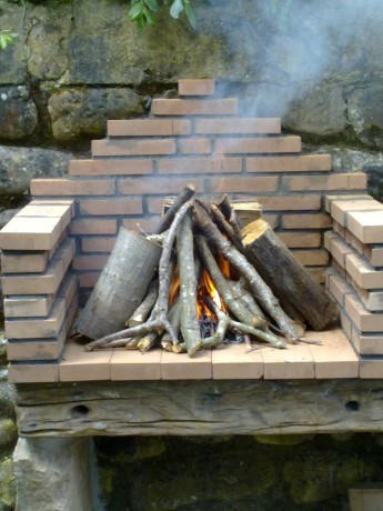 Aqui expongo una manera de hacer fuego con la finalidad de hacer una barbacoa.
El primer paso es tener 41