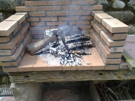 Aqui expongo una manera de hacer fuego con la finalidad de hacer una barbacoa.
El primer paso es tener 50