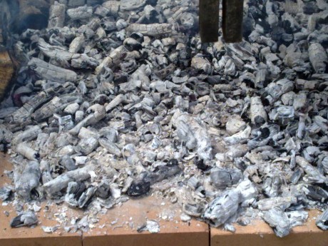 Aqui expongo una manera de hacer fuego con la finalidad de hacer una barbacoa.
El primer paso es tener 61