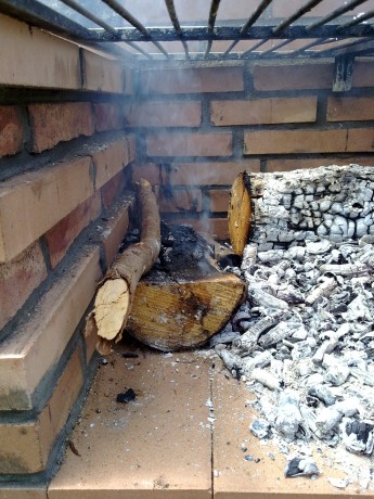 Aqui expongo una manera de hacer fuego con la finalidad de hacer una barbacoa.
El primer paso es tener 60