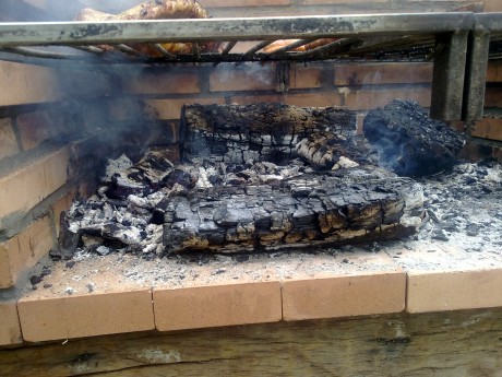 Aqui expongo una manera de hacer fuego con la finalidad de hacer una barbacoa.
El primer paso es tener 70