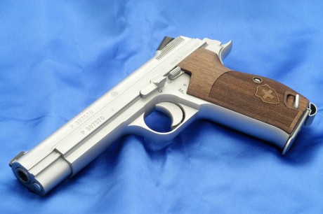 Sin lugar a dudas la pistola 9mm mas precisa de todos los tiempos es la SIG P210. Es imbatible en precisión 150