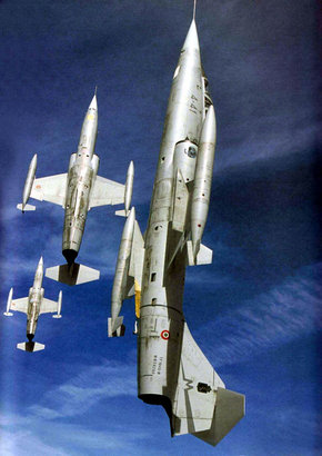 Mi avión de combate favorito es el F-22 RAPTOR; aunque tampoco me disguta nada el F-18 HORNET. Si les 10