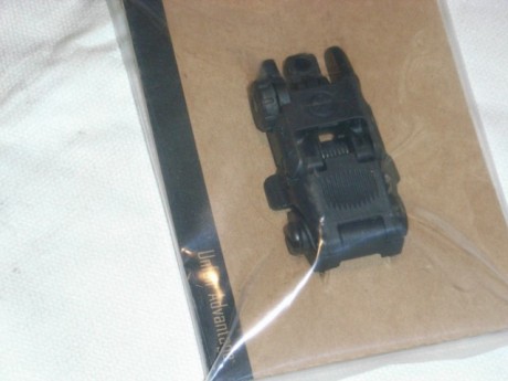 Vendo este juego de alza y punto de mira abatibles de la marca Magpul, por 110 euros con los gastos de 01