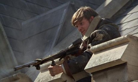 Compañeros,

En vista de las ganas de algunos (Elcafe, Wilcow, Vrakk, etc) por adivinar armas de películas 90
