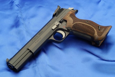 Sin lugar a dudas la pistola 9mm mas precisa de todos los tiempos es la SIG P210. Es imbatible en precisión 00