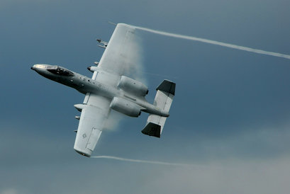 Mi avión de combate favorito es el F-22 RAPTOR; aunque tampoco me disguta nada el F-18 HORNET. Si les 80