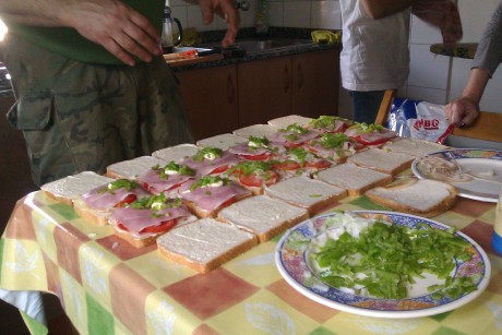 Queridos amigos: ante las expectación :8 causada por el desayuno que me he pegado esta mañana, el cual 00
