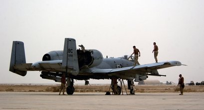 Mi avión de combate favorito es el F-22 RAPTOR; aunque tampoco me disguta nada el F-18 HORNET. Si les 00
