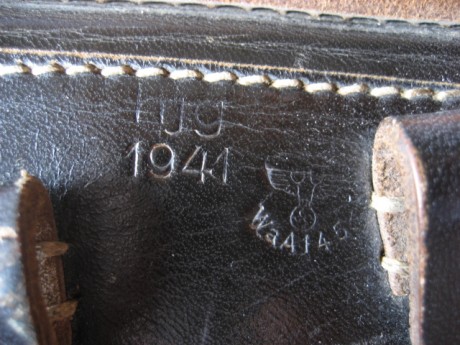 Hola a todos.

He visto una funda de P38 del año 1941, la cual parece auténtica, pero el marcaje del fabricante 02