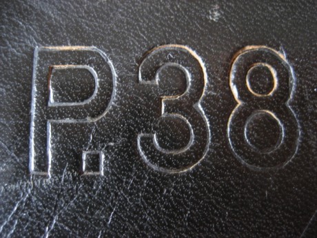 Hola a todos.

He visto una funda de P38 del año 1941, la cual parece auténtica, pero el marcaje del fabricante 01