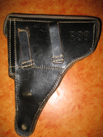 Hola a todos.

He visto una funda de P38 del año 1941, la cual parece auténtica, pero el marcaje del fabricante 00