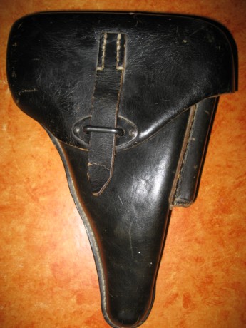 Hola a todos.

He visto una funda de P38 del año 1941, la cual parece auténtica, pero el marcaje del fabricante 12