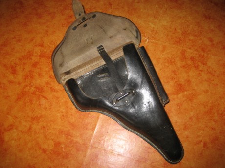Hola a todos.

He visto una funda de P38 del año 1941, la cual parece auténtica, pero el marcaje del fabricante 11