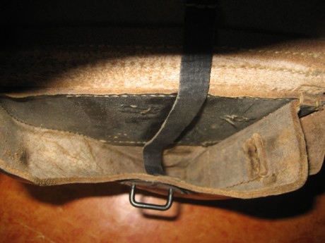 Hola a todos.

He visto una funda de P38 del año 1941, la cual parece auténtica, pero el marcaje del fabricante 10