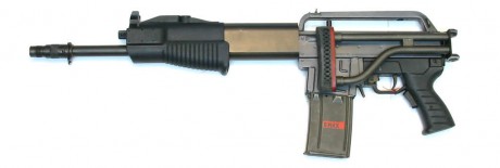 Queridos amigos, tengo una duda.

Como todos sabemos, hay escopetas semi-automaticas, automaticas, de 90