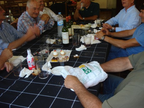 Queridos amigos: ante las expectación :8 causada por el desayuno que me he pegado esta mañana, el cual 21